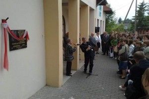 W uroczystości odsłonięcia upamiętniającej związki Mistrza z Pawłowem wzięła udział jego żona Alicja Kapuścińska (fot. Jacek Barczyński)