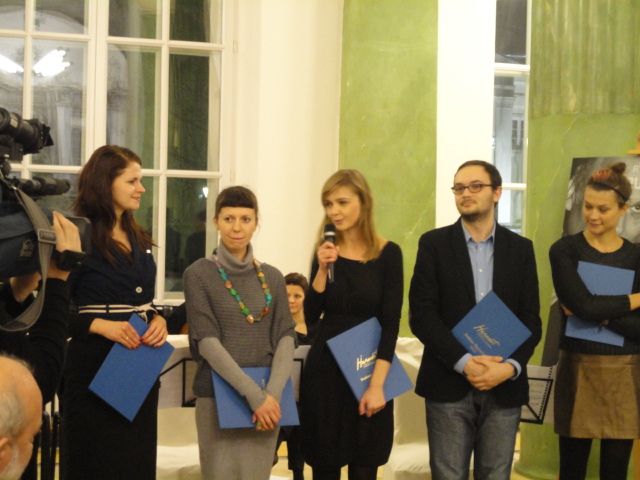 23 stycz­nia 2013, War­szawa, Sala Kolum­nowa Insty­tutu Histo­rycz­nego UW. Ali­cja Kapu­ściń­ska z córką Rene Maisner wrę­czaja dyplomy fina­li­stom. Od lewej: Ewa Wołkanowska-Kołodziej, Anna Wiatr, Marta Sza­rejko, Filip Sprin­ger i Urszula Jabłoń­ska (Witold Sza­błow­ski był nieobecny)
