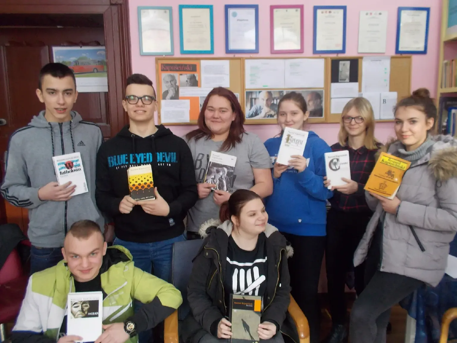 Wspólne czytanie fragmentów książek Ryszarda Kapuścińskiego w bibliotece szkolnej w Żarach.